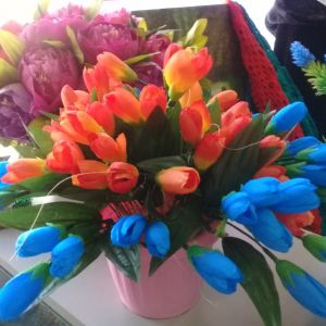 Цветочные композиции или просто цветы, головки цветов можно купить или заказать.