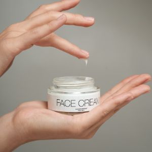 Крем для лица AYORI Face Cream, 50 мл. Антивозрастной крем с пептидами способен подарить молодость и здоровье вашей коже. Активизирует выработку коллагена и эластина, отвечающего за упругость и здоровый вид кожи лица. Страна-производитель: Италия