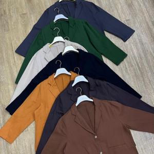 Пиджаки в стиле Кежуал
Ткань хлопок
Размеры. 46, 48, 50, 52, 54
Длина изделия 68 сантиметр
Обхват груди 120 сантиметров
Длина рукава 56 см.
Ткань на ощупь как хлопковый джинс. Дышащая.