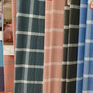 Стиранный хлопок — натуральная ткань для постельного белья из 100% хлопкового волокна. Проходит предварительную стирку на производстве, благодаря чему становится мягкой, матовой и приятной к телу уже с первого использования. Хорошо пропускает воздух, впитывает влагу, не электризуется и подходит для ежедневного сна в любое время года. Ткань устойчива к многократным стиркам, не дает сильной усадки и сохраняет форму и цвет. Оптимальный выбор для комфортного и долговечного постельного белья.