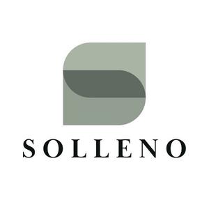 🟢 Описание логотипа Solleno FMCG

Логотип Solleno FMCG выполнен в современном минималистичном стиле и отражает ценности компании:

Графический знак состоит из абстрактной формы, напоминающей стилизованную букву “S”, которая символизирует название компании и движение вперёд.

Цветовая гамма в спокойных зелёно-серых оттенках передаёт устойчивость, надёжность и экологичность, что ассоциируется с товарами массового потребления и долгосрочным развитием.

Геометричность формы подчёркивает структурированность и профессиональный подход компании.

Шрифтовая часть логотипа (название SOLLENO) выполнена в элегантном и строгом стиле, символизирующем стабильность, доверие и международный уровень.

В целом, логотип Solleno FMCG сочетает в себе простоту и выразительность, отражая миссию компании – быть надёжным партнёром в сфере FMCG и соединять бренды с глобальными рынками.