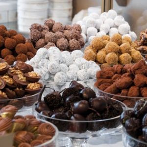 Разные сладости из Армении. Печенье, конфеты, конфеты с сухофруктами в шоколаде, мармелад, нуга и т.д.