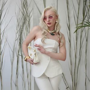 Трендовый комплект для офисных и “total white” коллекций. Корсетная посадка подчёркивает фигуру, брюки визуально удлиняют ноги. Идеальная модель для карточек с высоким CTR.
Материал: костюмная ткань премиум
Размеры: 40–48 (большие размеры обсуждаются индивидуально)