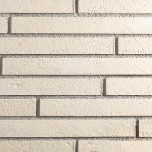 Forta White RIEGEL AC 3304R — премиальная клинкерная плитка коллекции TERRAMATIC FORTA, сочетающая выразительную природную фактуру и высокие эксплуатационные характеристики. Поверхность плитки вдохновлена суровыми пустынными ландшафтами: трещины, углубления и естественные неровности создают эффект глубины и многослойности, напоминая древние скальные породы, сформированные временем и стихиями.

Оттенок FORTA WHITE RIEGEL AC создаётся путем нанесения белого ангоба на клинкерную основу цвета слоновой кости с последующим высокотемпературным обжигом. Благодаря уникальной технологии аритмичного напыления каждая плитка получает индивидуальный рисунок, поэтому двух абсолютно одинаковых элементов не существует. Это обеспечивает естественный и благородный внешний вид фасада без эффекта однообразия.

Плитка отличается высокой прочностью и долговечностью: водопоглощение составляет от 3% до 6%, морозостойкость превышает 300 циклов, а огнеупорность достигает более 1150 °C. Материал устойчив к выцветанию, химическим воздействиям и истиранию, а также полностью экологически безопасен. Клинкер TERRAMATIC соответствует высоким мировым стандартам качества и подходит для облицовки фасадов зданий в любом архитектурном стиле.

Больше товаров и коллекций вы найдете на сайте terramatic.ru.