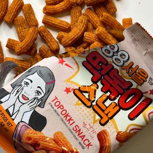 Чипсы токпокки сладко-острые,  Surasang 88 Seoul Topokki Snack — Идеальная закуска, которой можно быстро и вкусно перекусить. Оригинальное сочетание вкусов: острые и сладкие . Невероятно хрустящие снэки из нежной пшеничной муки. Отличная альтернатива картофельным чипсам: они легкие, воздушные, с очень приятной хрустящей текстурой.