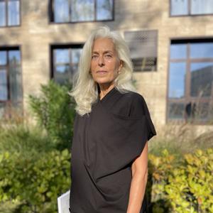 Блуза-жилет из плотного хлопка: Универсальность и стиль

Откройте для себя нового героя вашего гардероба — черную блузу-жилет, которая заменит собой десяток вещей. Выполненная из 100% натурального плотного хлопка, она сочетает в себе безупречный комфорт, лаконичный дизайн и невероятную многогранность.

Ключевые особенности:

· Премиальный материал: 100% плотный хлопок  гарантирует комфорт в течение всего дня, позволяет коже «дышать» и сохраняет свою форму.

. Три сдвоенных размера 44-46, 48-50, 52-54 дают возможность посадки на оба размера.

· Универсальный крой: Элегантный крой оверсайз создает модный силуэт, не скрадывая фигуру. Идеальная длина для ношения с брюками, юбками и джинсами.
· Два в одном: Благодаря безупречному крою и отсутствию рукавов, блуза легко трансформируется в элегантный жилет. Это решение для тех, кто ценит практичность и стиль.