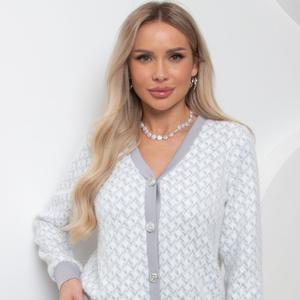 Кардиган трикотажный на пуговицах от компании Valentina. Модель прямого кроя, V - образная горловина. Длинный втачной рукав оканчивается притачной манжетой. Модель без подкладки. Низ ровный, оформлен манжетой. Идеальный выбор на каждый день. Рекомендуемая стирка при t не более 30°.