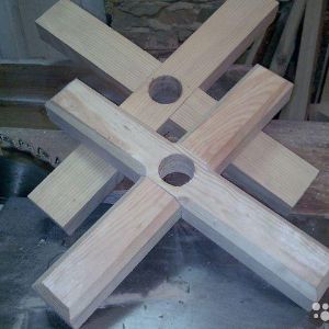 Крестовина. Классическая деревянная подставка под ел или сосну в виде крестовины.