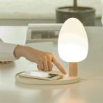 Emois — настольная led-лампа с функцией беспроводной зарядки qi
