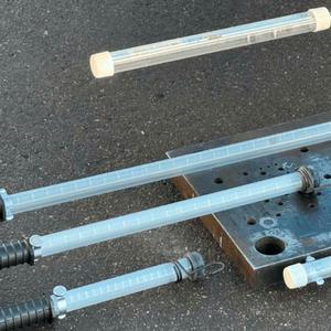 Cветодиодный светильник станочный ПРОМ (12/24V) предназначен для освещения рабочей зоны на станках, производственном оборудовании, медицинском оборудовании, на рабочем столе. Благодаря гибкой стойке и креплению-клипсе светильник можно установить в любое удобное положение, отрегулировать по высоте и наклону, длина гибкой стойки - 38 см. Степень защиты светильника IP65 позволяет использовать станочные светильники на производствах с большим образованием пыли, стружки, водных брызг. Блок питания встроен в сам светильник. В производстве использованы светодиоды Samsung и качественные электронные компоненты, которые не создают электромагнитных помех для другого оборудования. Отсутствие стробоскопического эффекта, приятный для восприятия белый дневной свет 5000 К. Светильник работает от сети низкого напряжения 12-27 В постоянного/переменного тока. В процессе работы светильник станочный слабо нагревается, что позволяет избежать ожогов от горячих частей, потребляет мало энергии - экономичен 4,5 Вт, светит приятным белым светом 617 Лм. Светильники станочные ПРОМ (12/24V) могут изготавливаться в различном цветовом исполнение (белый, черный). Кабель питания стандартно имеет длину 3 м и проходной выключатель IP20 на расстоянии 50 см от светильника. На конце кабеля может быть установлена сетевая вилка либо наконечники НШВИ.