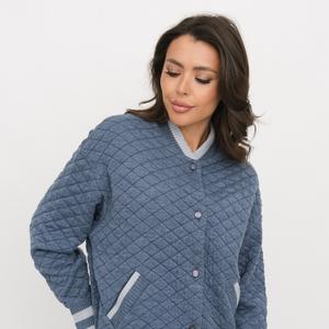 Молодежная куртка-бомбер свободного силуэта на пуговицах. Рукава втачные длинные со спущенным плечом. Куртка выполнена переплетением, образующим диагональные ромбы. Манжеты, ворот-стойка, карманы и низ изделия вывязаны джинсово-голубой "резинкой". 
Состав: 10% Шерсть, 90% Пан
Размерный ряд: 48-58