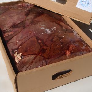 Печень в блоке говяжья.
Упакован в гофрокороб и стрейч-пленку. Пилится на прямоугольные блоки по 0,5 кг или одним блоком. Вес коробки в среднем 20 кг.