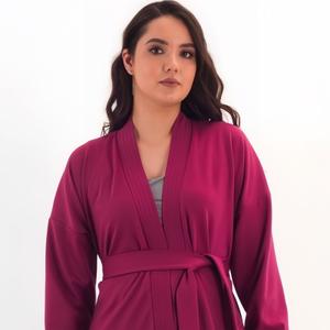 Кардиган трикотажный с поясом в цвете тёмная фуксия от бренда Braslava. Модель с разрезами по бокам и спущенным плечом без застежки за счет свободного объема позволил приобрести данную модель в смежных размерах - Вы сами выбираете, какой объем изделия Вам нужен!