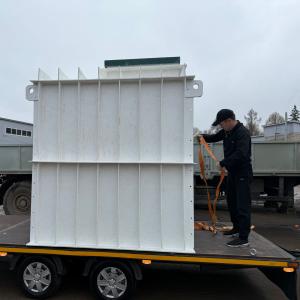 Забудьте о сырости, плесени и грунтовых водах в вашем погребе. Пластиковый погреб PipeWell — это современная и абсолютно герметичная альтернатива устаревшим бетонным и кирпичным конструкциям. Готовый модуль из высокопрочного пищевого полиэтилена, который просто устанавливается в котлован и служит десятилетиями без ремонта и обслуживания.




Идеальное решение для:
*   Длительного хранения овощей (картофель, морковь, свекла) и фруктов.
*   Сохранности домашней консервации, варений и солений.
*   Организации винного погреба или кладовой для продуктов.
*   Защиты запасов от мышей, крыс и насекомых.




Главные преимущества погреба PipeWell:




✅ Абсолютная герметичность: Пищевой полипропилен абсолютно безопасен в отличие от других вариантов, когда материал вторичный и пытаются усилить металлом. Никаких протечек, даже при высоком уровне грунтовых вод.
✅ Экологичность и безопасность: Изготовлен из первичного сертифицированного пищевого ПНД. Не выделяет вредных веществ, безопасен для продуктов и человека.
✅ Прочность и долговечность: Не гниёт, не ржавеет, не подвержен коррозии. Не боится перепадов температур и давления грунта. Расчетный срок службы — более 50 лет.
✅ Полная готовность: Погреб поставляется в сборе со всем необходимым: герметичным люком, усиленной горловиной, готовой системой вентиляции и полками (в стандартной комплектации или опционально).
✅ Простой и быстрый монтаж: Установка занимает 1-2 дня. Не требует гидроизоляции, заливки бетона или сложных строительных работ.
✅ Гигиеничность: Гладкие стенки не впитывают запахи и легко моются при необходимости.