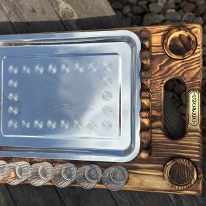 Прямоугольный поднос для подачи шашлыка и напитков от бренда DREVOZA — это идеальное решение для сервировки ваших любимых мясных и овощных блюд на пикнике или барбекю. 
* Изготовленн из натурального массива сосны
* Сохраняет тепло приготовленного мяса 
* Не впитывает запахи

В подарок к подносу идут четыре деревянные соусницы, 6 стеклянных шотов на подставке и поднос из нержавеющей стали, что добавляет дополнительный комфорт при подаче. 
Сервировочная доска имеет ручки, что делает перенос блюда на подносе удобным, а специальные пазы, предотвращают скольжение шашлыков и сохраняют их привлекательный внешний вид. 
Подарите мужчине набор для барбекю из дерева и создайте атмосферу уюта и наслаждения с этим практичным и стильным аксессуаром!