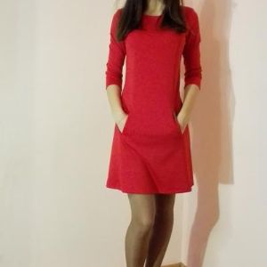 Красное платье &#34;с галочкой&#34;. Яркий цвет, натуральный состав, приталенный силуэт.
