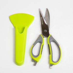 Ножницы 7в1
Универсальные ножницы 7в1 - незаменимая вещь на любой кухне. Их можно использовать как обычные ножницы или отделить лезвия для использования в качестве ножей.
Совмещают в себе несколько инструментов: овоще- и рыбочистка, открывалка (консервный нож), ножницы для курицы, орехоколка, отвертка, 2 ножа (средний и мелкий). Для того чтобы воспользоваться одной из функций ножниц, нужно просто разделить их на 2 половины. Ножницы имеют разъемный механизм, и вы сможете полноценно пользоваться каждой функцией. Для хранения ножниц в комплект входит удобный чехол с магнитом, благодаря ему вы сможете повесить многофункциональные ножницы на холодильник и они всегда будут у вас под рукой.
СВОЙСТВА ТОВАРА
1. Легко и просто мыть.
2. Удобная ручка.
3. Лезвия из нержавеющей стали высокого качества.
4. Универсальное приспособление на Вашей кухне.