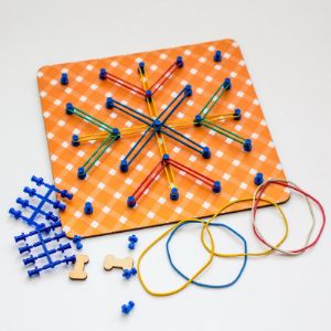Геоборд – это игрушка для познавательно-математического развития ребенка. Геоборд представляет собой красочное поле с тематическим орнаментом, на котором расположено 25 штырьков (5 рядов и 5 столбцов), набор цветных резинок, схемы сборки. Задача ребенка на штырьки натягивать резинки для получения всевозможных силуэтных изображений – букв, цифр, геометрических фигур, сюжетных картинок. Ребенок может повторить готовую схему или придумать свое собственное изображение. Игры с Геобордом развивают логическое мышление, память, воображение, моторику рук, координацию движения, зрительное и тактильное восприятие. Геоборд станет незаменимым помощником в формировании математических представлений, а также подарит ребенку массу положительных эмоций и займет его на продолжительное время.