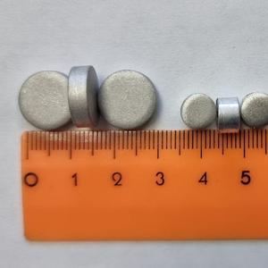 Первичный алюминиевый сплав А7 в форме полосы, фракции, гранул (до 300 тонн в месяц):
Сырье- расплавленная масса алюминий А8+титан+бор, производства Русал, Иркутский алюминиевый завод. 
Содержание 99,7-99,8% первичного алюминий в нашем продукте, с повышенным содержанием титана, что придает нашей продукции особую прочность.