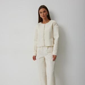 Комплект (можно приобрести отдельными позициями)
Цвета: молочный, черный, оливковый
Жакет на синтепоне:  
– свободный силуэт  
– воротник круглый  
– спущенный рукав, одношовный  
– застёжка на потайные пробивные кнопки  
– на подкладке  

Брюки на синтепоне:  
– прямой силуэт  
– пояс с эластичной тесьмой