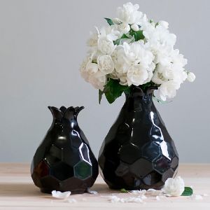 Графический дизайн в виде сот и черный цвет вазы «Astra Black» помогут вам декорировать те пространства, в которых царит логика и строгость, например, рабочий стол в кабинете, книжные полки в библиотеке, прикроватную тумбу в спальне мальчика-подростка. Глазурованная керамика оживляет черный цвет, заставляет играть на свету. Дизайн декора отвечает базовым традициям минимализма и скандинавской графики и нашей вере, что каждому дому нужна маленькая черная ваза…