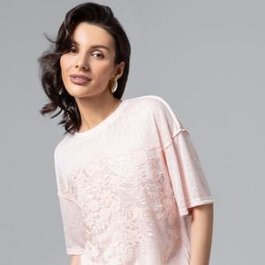 Футболка трикотажная розовая с вышивкой от компании Charutti. Модель удлиненная из мягкого материала. Спущена линия плеча. Круглый вырез горловины. Вышивка на сетке вторым слоем. Акцентные швы наружу. Идеальный выбор для Вашего стильного гардероба.