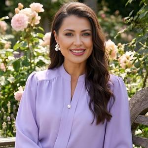 Красивая однотонная блузка от бренда SelenaSonata, выполнена из блузочной ткани сиреневого цвета. Круглый вырез горловины, переходит в V-образный вырез по переду. Рукава втачные, низ посажен на манжету. Блуза без застёжки. Украшена бусиной под жемчуг. Стильное решение для работы в офисе. Рекомендована бережная стирка при 30 градусах.