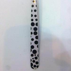 Пинцет для бровей профессиональный скошенный (Slant Tip Tweezers)

Профессиональный пинцет со скошенными кончиками предназначен для точного удаления волосков и идеального оформления бровей. Благодаря точно выровненным рабочим кромкам инструмент надежно захватывает даже самые короткие и тонкие волоски, удаляя их с корнем. Скошенный наконечник обеспечивает максимальный контроль и удобство при работе.

Изготовлен из высококачественной нержавеющей стали, устойчивой к коррозии и дезинфицирующим средствам. Эргономичная форма обеспечивает комфортный захват и снижает усталость руки во время длительной работы.

Характеристики:
Тип: пинцет для бровей
Кончик: скошенный (Slant Tip)
Материал: нержавеющая сталь
Высокоточная ручная обработка кромок
Надежный захват даже тонких волосков
Подходит для профессионального и домашнего использования
Легко поддается стерилизации и дезинфекции
Стильный декоративный дизайн с принтом
Преимущества:

✔ Точное удаление волосков с корнем
✔ Идеален для коррекции и моделирования бровей
✔ Удобный эргономичный корпус
✔ Долговечность и устойчивость к коррозии
✔ Подходит для салонов красоты и нейл-студий
✔ Профессиональное качество по конкурентной цене

Производитель

NAF Engineering Corporation – Pakistan

OEM / Private Label

Доступно производство под собственной торговой маркой заказчика.

Контакты

WhatsApp: +
E-mail: 