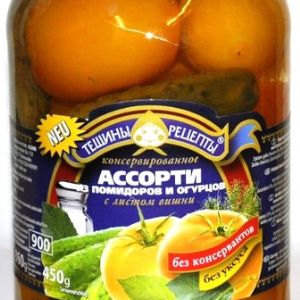 Ассорти из жёлтых помидоров и огурцов . 