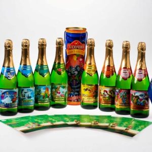 «СКАЗОЧНОЕ ШАМПАНЕТТО» и &#34;СЕНЬОР ШАМПАНЬЕ&#34;-  производится по классической технологии производства шампанского и игристых вин, является одним из флагманов России среди напитков данного сегмента рынка, имеет 4 награды, трижды лауреат конкурса &#34;100 лучших товаров России&#34;. 
Вода для производства добывается из артезианской скважины глубиной 405 метров (апшеронский пласт), которая проходит четырехступенчатую очистку и фильтрацию. Разливается напиток в стеклянную бутылку 0,75 литра зеленого цвета- (классическая бутылка для шампанских и игристых вин), укупоривается бутылка пластиковой пробкой, которая в свою очередь скрепляется мюзле и сверху оформляется золотой капсулой с отрывной лентой. Срок годности напитка составляет 1год (360 суток). Условия хранения от 0 до 20 гр.С. Упаковывается по 6 бутылок в гофрокороб.  «Сказочное Шампанетто» выпускается в 6 видах, на этикетках которого изображены сюжеты русских народных сказок, коллажи которых имеют яркую индивидуальность.