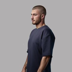 Футболки есть в наличии (из наших материалов). Так же готовы отшивать оптом от 100шт на давальческом сырье.

Оверсайз футболка из футера 3-нитки — универсальная базовая модель свободного кроя, которая подойдет всем. Мягкий и плотный трёхниточный футер обеспечивает комфорт, сохраняет форму после стирок и дарит приятные тактильные ощущения.
- One Size — подходит на любой рост и тип фигуры
- Качественный хлопковый футер — не садится и не теряет цвет
- Свободный крой — стильный oversize-силуэт
- Универсальность — сочетается с джинсами, шортами, юбками и oversize-кофтами
Идеальный выбор для повседневных образов в стиле кэжуал, минимализм и streetwear. Доступна в классических цветах (чёрный, молочный, серый).