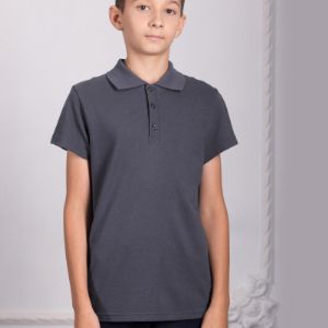 Рубашка-поло трикотажная для мальчиков школьного возраста с однотонным вязаным воротником. Застежка на планку с пуговицами. Рукава короткие.
