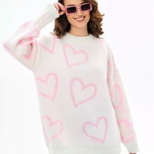 Холодные зимние дни требуют особого внимания к выбору теплой одежды . И если вы ищете стильный и комфортный вязаный свитер оверсайз для себя или своей дочери , то мы предлагаем ознакомиться с нашей новой коллекцией женских свитеров .
