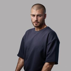 Футболки есть в наличии (из наших материалов). Так же готовы отшивать оптом от 100шт на давальческом сырье.

Оверсайз футболка из футера 3-нитки — универсальная базовая модель свободного кроя, которая подойдет всем. Мягкий и плотный трёхниточный футер обеспечивает комфорт, сохраняет форму после стирок и дарит приятные тактильные ощущения.
- One Size — подходит на любой рост и тип фигуры
- Качественный хлопковый футер — не садится и не теряет цвет
- Свободный крой — стильный oversize-силуэт
- Универсальность — сочетается с джинсами, шортами, юбками и oversize-кофтами
Идеальный выбор для повседневных образов в стиле кэжуал, минимализм и streetwear. Доступна в классических цветах (чёрный, молочный, серый).