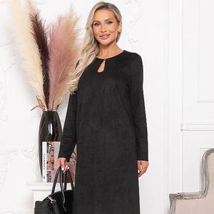 Платье чёрное из экозамши от Avili. Модель А-образного силуэта, по горловине изящная капля с застежкой на нарядную пуговицу. Длинные рукава. Стильный вариант на каждый день.