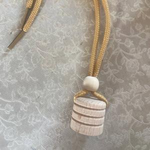 Крышка для стеклянного флакона автопарфюма цилиндрическая со шнурком и бусиной. Цена  от 1500 шт - 10р/шт