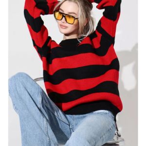 Свободный оверсайз свитер больших размеров не сковывает, заменит худи подросткам. Джемпер женский оверсайз прямого кроя имеет универсальный размер, прекрасно смотрится на всех типах фигуры и украсит образ любой девушки и девочки.