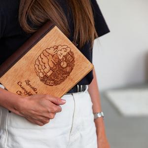 Ежедневник с деревянной обложкой и кожаным корешком