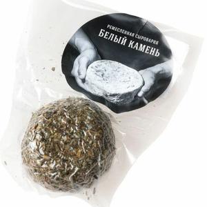 Швейцарский сыр в форме маленьких шариков в обсыпке из прованских трав.