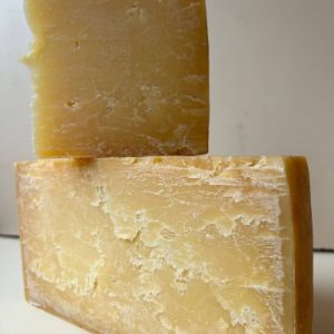 Твёрдый сыр Чеддер- 11 месяцев созревания, идеален к вину, в блюда.