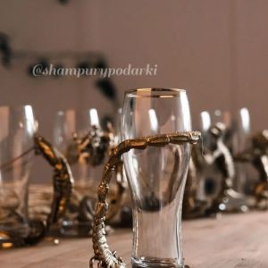 Рукоять бокала изготовлена из художественного литья латунь.
Бокал-барное стекло с золотой каёмкой.
Объём-0.5 литра.