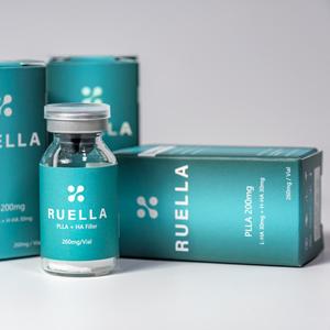 Ruella — это инъекционный филлер нового поколения, сочетающий в себе PLLA (Poly-L-Lactic Acid) и гиалуроновую кислоту (HA). Этот уникальный состав обеспечивает как мгновенное увлажнение, так и длительную стимуляцию выработки коллагена, улучшая текстуру кожи, упругость и общий тонус.

🔬 Состав и принцип действия
PLLA (Poly-L-Lactic Acid) — стимулирует выработку коллагена, улучшая эластичность и плотность кожи.
Гиалуроновая кислота (HA) — обеспечивает немедленное увлажнение и разглаживание мелких морщин.
Комбинированное действие этих компонентов позволяет достичь как мгновенного эффекта, так и долгосрочного улучшения состояния кожи.

✨ Преимущества Ruella
Улучшение текстуры кожи: сглаживает мелкие морщины и улучшает общий тонус.
Стимуляция выработки коллагена: обеспечивает длительный эффект омоложения.
Увлажнение и лифтинг: придает коже упругость и свежесть.
Минимальный восстановительный период: отсутствие необходимости в массаже после процедуры.