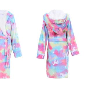 Готов к поставке
Детский халат-кигуруми &#34;Единорог&#34;
В технике тай-дай
С объемным капюшоном
Из флиса 240 г/м²
С карманом
