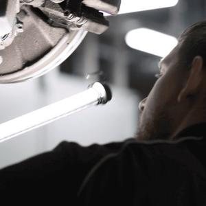 Переносной светодиодный светильник МОБИЛ (220V)-5 предназначен для длительной непрерывной работы в качестве локальной подсветки. Особенностью изделия является такие характеристики, как: ударопрочность, долговечность, морозо-теплоустойчивость и компактность. Переносной светильник питается от сети переменного тока 220 В (сетевая вилка). Преимущественно используется на станциях технического обслуживания, в мастерских, на производствах, в гараже. Небольшие размеры светильника позволяют добраться в труднодоступные места. Рукоятка, заглушка, провод выполнены из маслостойкой резины. Кабель питания всегда эластичный, не твердеет при отрицательных температурах. Корпус из ударопрочного поликарбоната. Для удобства крепления есть магнит и металлический крючок. Благодаря светодиодам последнего поколения достигается яркий, приятный глазу свет.