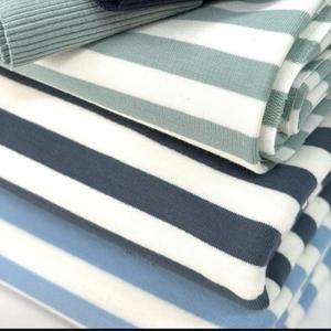 Вязаная полоска.
Фактурный трикотаж с декоративным рубчиком для сложного кроя и акцентных деталей. Создаёт игру объёмов и текстуры в свитшотах, платьях и авторском трикотаже.

Доступно для производства: Футер 2-х нитка, футер 3-х нитка, кулирка, кашкорсе.