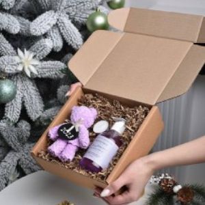 Новогодний Набор 3 в 1
( Жидкоме мыло, полотенце и свеча) 
в картонной упаковке с наполнителем