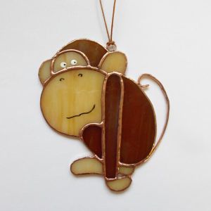 Витражная Игрушка Мартышка 1. Витражная подвеска &#34;Обезьянка&#34;(в сидячей позе) выполнена в технике Тиффани из витражного стекла. Оформлена с помощью витражных контуров. Высота без подвеса около 11 см. Цена : 2000 руб.