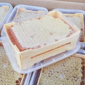 Сотовый мед в деревянной мини рамочке в пластиковом контейнере.