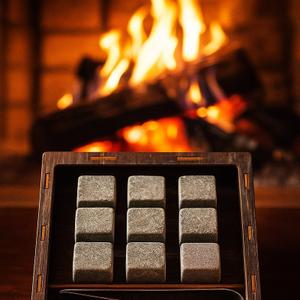 Камни для виски из стеатита — натуральные каменные кубики, используемые для охлаждения напитков без разбавления водой. Они сохраняют температуру дольше обычного льда, не влияют на вкус и аромат, многоразовые, экологичные и стильные. Идеальны для ценителей виски и премиум-сервиса в ресторанах и дома.