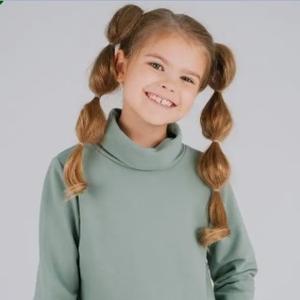 Представляем вашему вниманию воплощение комфорта, удобства и стильного дизайна. Детское трикотажное платье водолазка для девочек и подростков. Эта модель отвечает всем необходимым требованиям для детской одежды. Оригинальный фасон понравиться самой требовательной моднице. Прекрасное качество материалов, в составе, мы используем футер двунитка, ткань мягкая, износостойкая и приятна к телу. Так же длинное платье лапша имеет воротник, который одновременно служит изюминкой этой модели и так же защищает от ветра в зимнюю или осеннюю погоду. Накладной карман кенгуру удобный и функциональный подойдет для хранения телефона и прочих мелочей. А так же небольшой разрез по низу юбки. Нарядное и теплое платье для детей и подростка универсально для любых назначений. Оно подойдет как повседневное, для прогулок или в роли домашней вещи для комфортного отдыха дома. Так же такой трендовый фасон будет актуален для праздничных школьных мероприятий, на новый год или день рождения. Базовое спортивное миди с длинным рукавом не сковывает движений, свободный оверсайз крой дарит свободу и уверенность в любом месте.